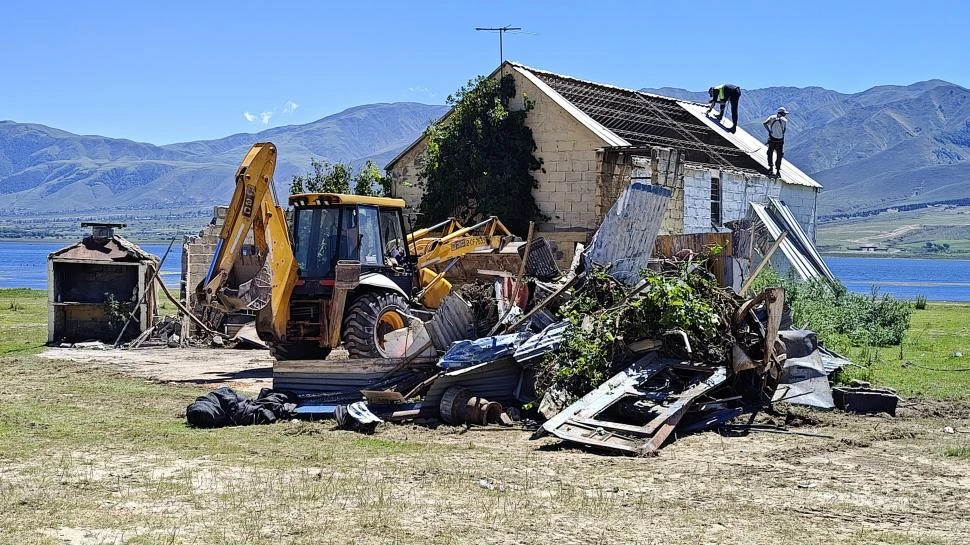 SIMBÓLICO. Mientras el juez firmaba el fallo, en El Mollar con una topadora se destruía un centro nocturno que funcionó en la Reserva. la gaceta / santiago gimenez