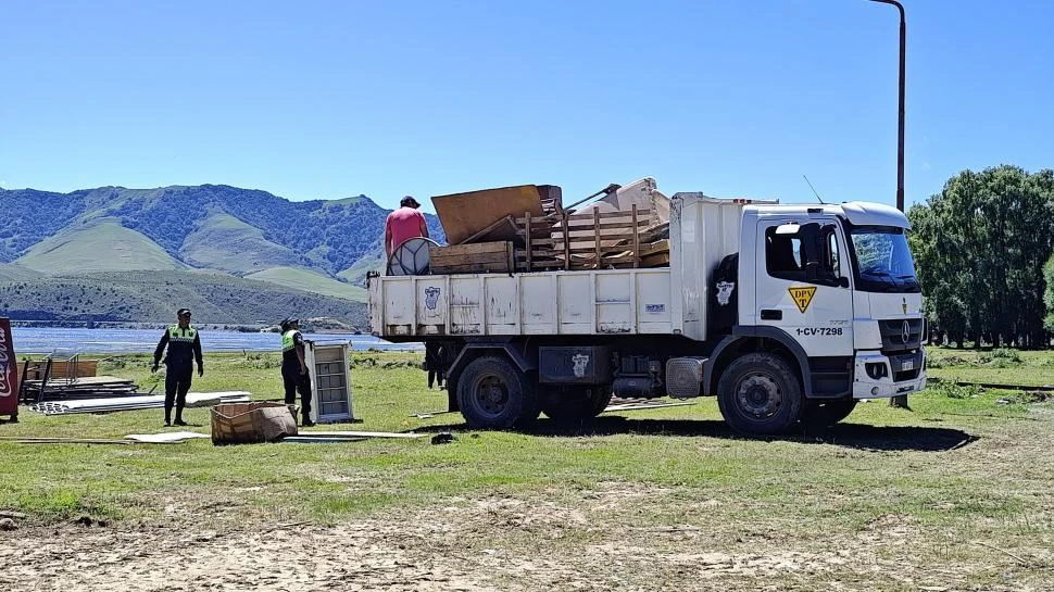 TRABAJO. Efectivos cargan elementos en un camión de Vialidad. la gaceta / foto de santiago gimenez