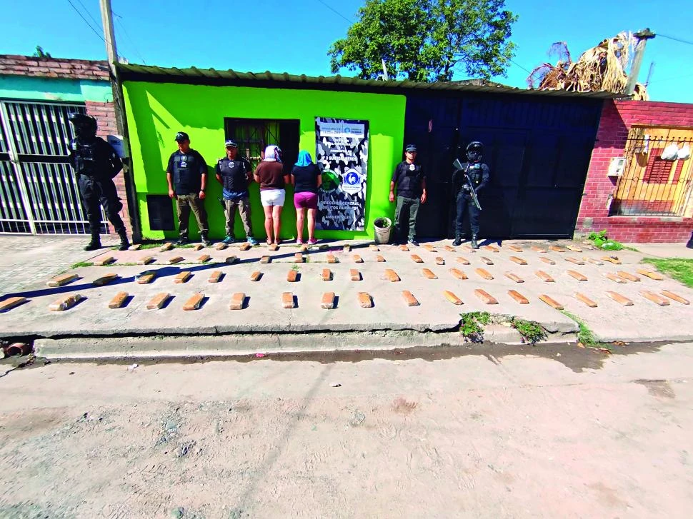 LA FOTO DE RIGOR. Los policías de Delitos Rurales posan con la marihuana decomisada en un allanamiento.