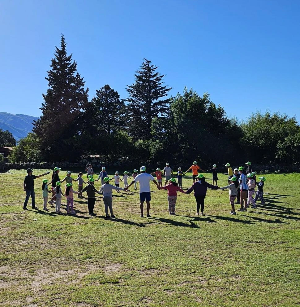 UNA IMAGEN SOÑADA. Valentina, sus ayudantes y muchos de los niños formando una ronda en los valles, durante una de sus actividades.