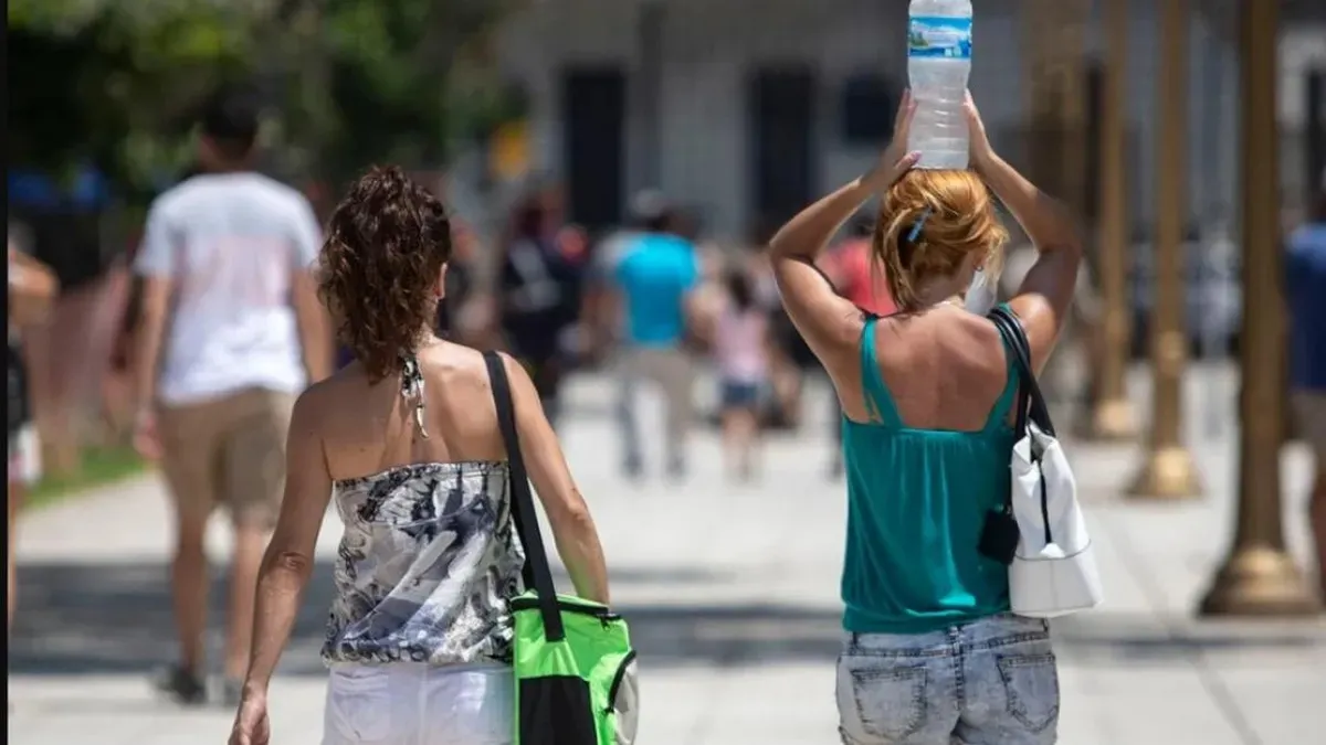 Alertas por altas temperaturas: cómo evitar deshidratarse y sufrir un golpe de calor