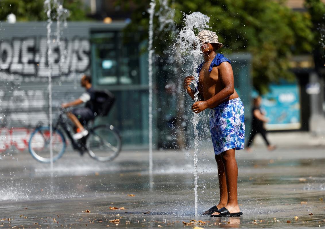 Alertas por altas temperaturas: cómo evitar deshidratarse y sufrir un golpe de calor