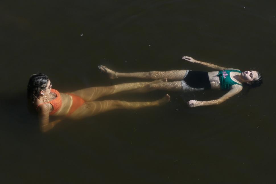 EN EL BALNEARIO. “Sin agua, no se aguanta”, dijo una madre.     