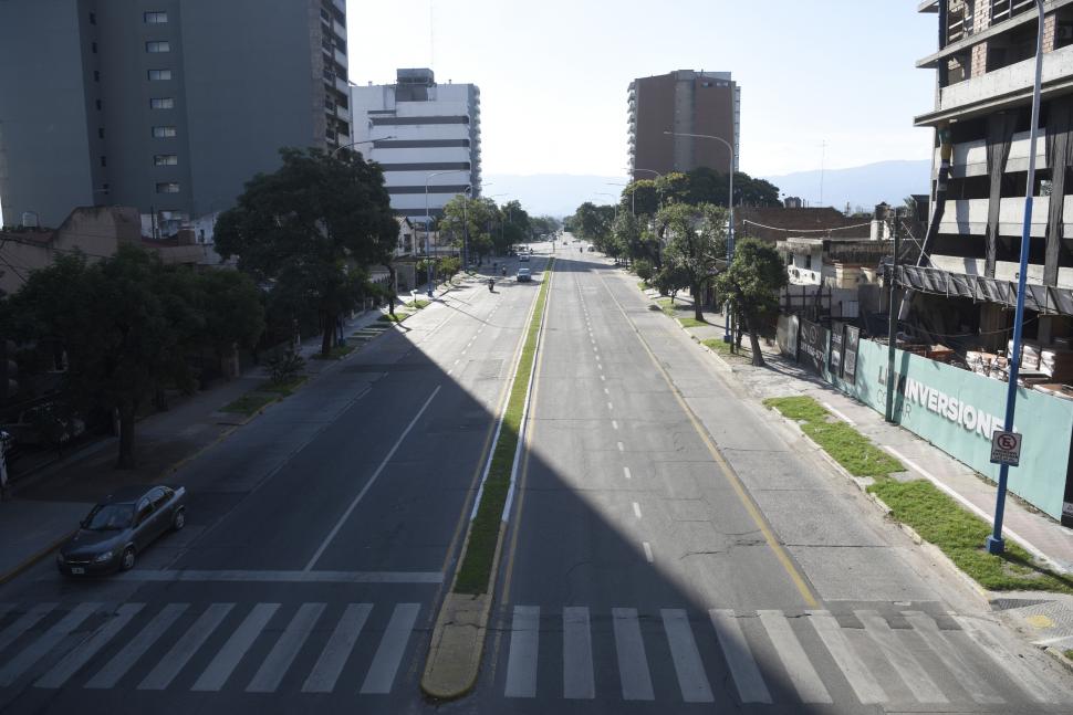VACÍO. La avenida Mate de Luna, desde el puente, aparece desolada a las 17.30. Casi nadie circulaba en el asfalto ardiente.      