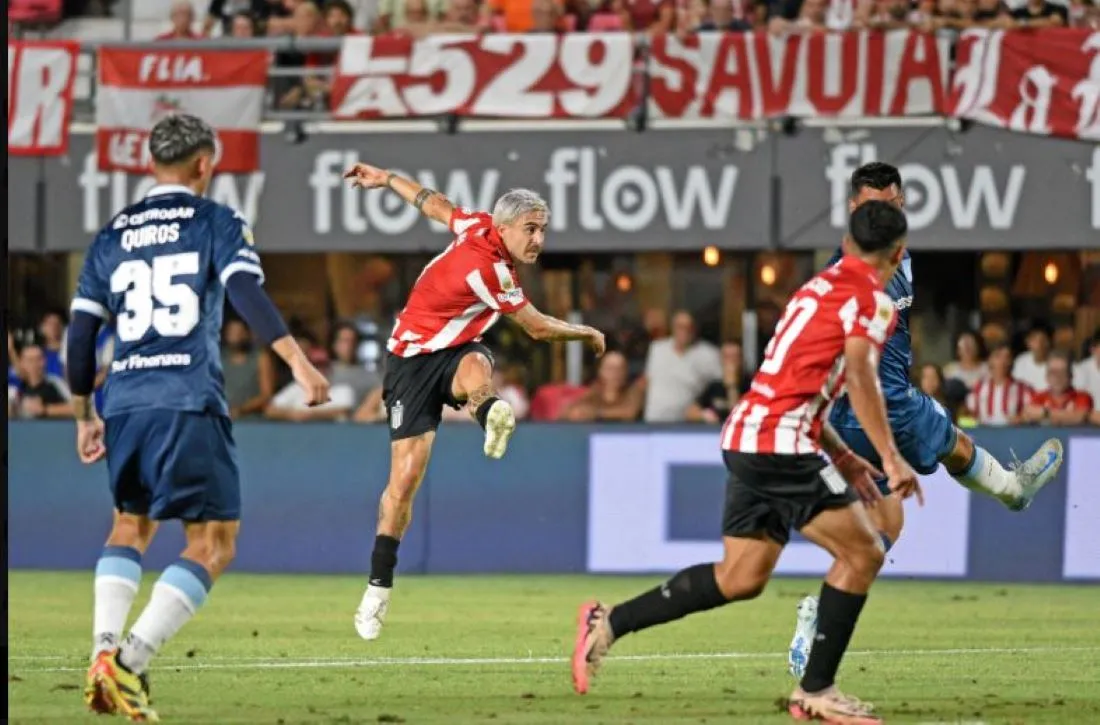 SEGUNDO GOL. Neves remata con potencia. Su zurdazo tuvo destino de gol y victoria para Estudiantes de la Plata.