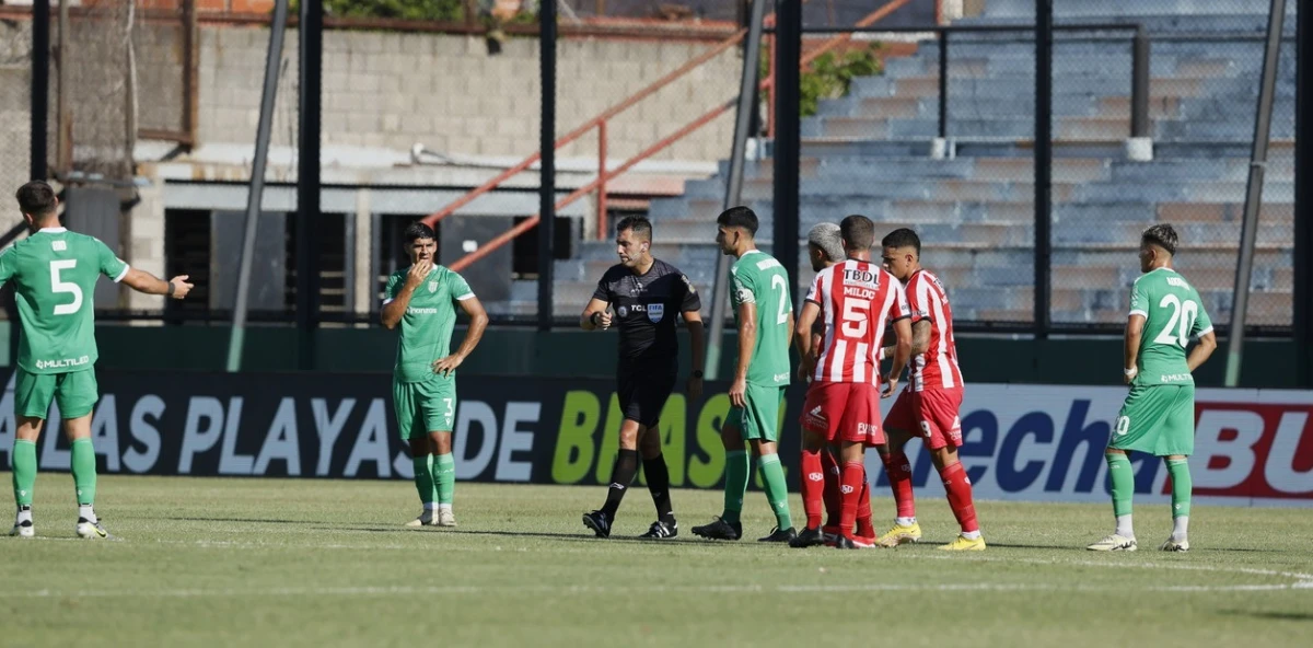 APUNTADO. Lobo Medina recibió múltiples críticas por su actuación en Barracas Central-Banfield.