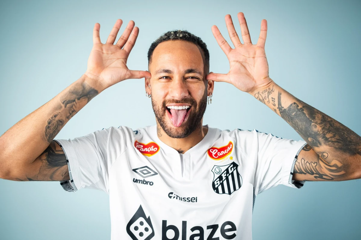 FELIZ. Neymar fue presentado en Santos y ya realizó su icónico festejo en la sesión de fotos del club.