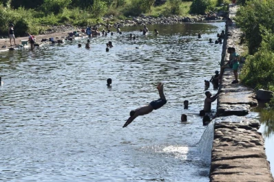 Sin agua no se aguanta: los tucumanos buscan alivio ante el calor sofocante