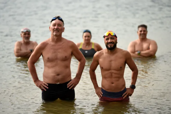 Aprendió a nadar luego de que un tío muriera ahogado y a los 55 años intentará cruzar el Río de la Plata