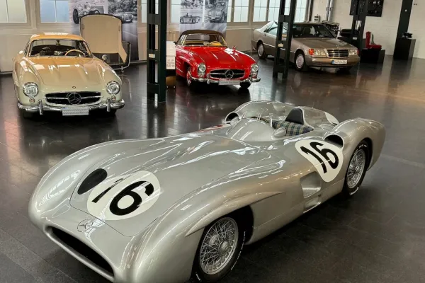 El Mercedes de Fangio que rompió el límite de las subastas: ¿Cuánto pagaron por el icónico auto?