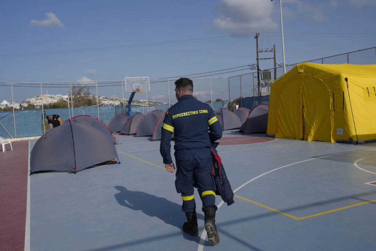 Se instalaron tiendas de campaña en una cancha de baloncesto para acoger a los servicios de emergencia en Santorini este lunes. Petros Giannakouris/AP