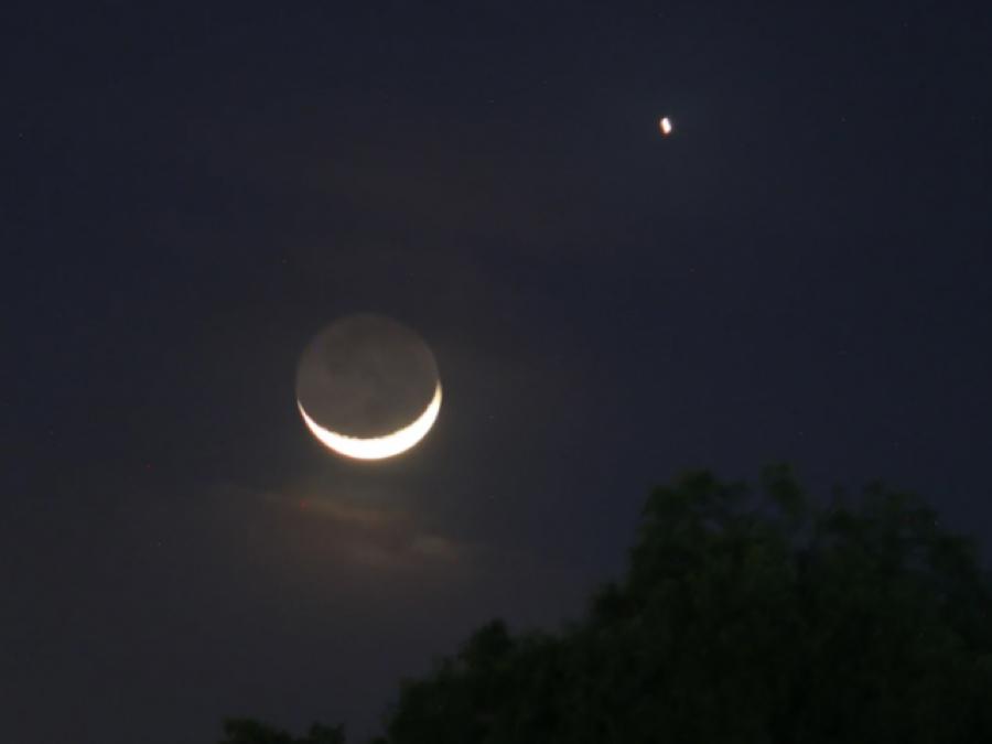 Venus y la Luna brillaron juntos este sábado.