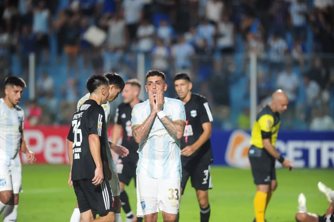 LAMENTO. En el rostro de Miguel Brizuela se nota la gran frustración por la derrota. FOTO DE DIEGO ARÁOZ