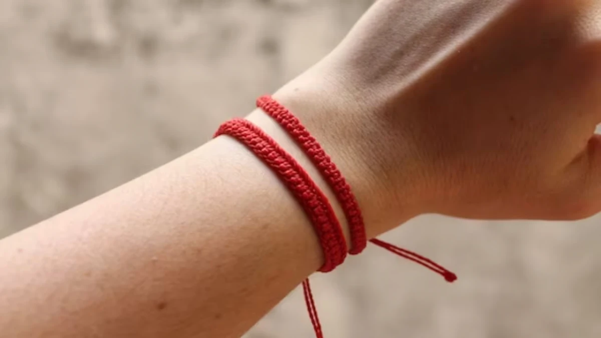 La pulsera roja es un amuleto popular en diversas culturas, utilizado para proteger contra las energías negativas y atraer buena suerte.