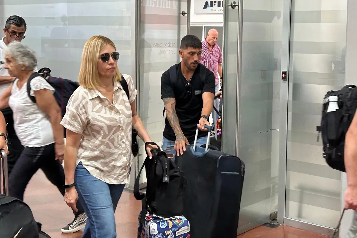 CON APURO. Gabriel Hachen arribó a nuestra provincia a las 18.11 y se dirigió rumbo a la clínica donde se hará la revisión médica.