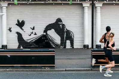 ¿Cómo hay que caminar para hacer ejercicio intenso, mejorar la fuerza y el equilibrio?