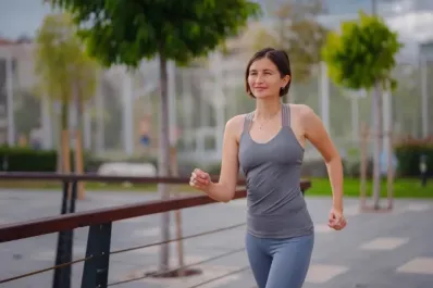 ¿Cómo lograr un abdomen plano caminando? tres rutinas para perder grasa solo con andar