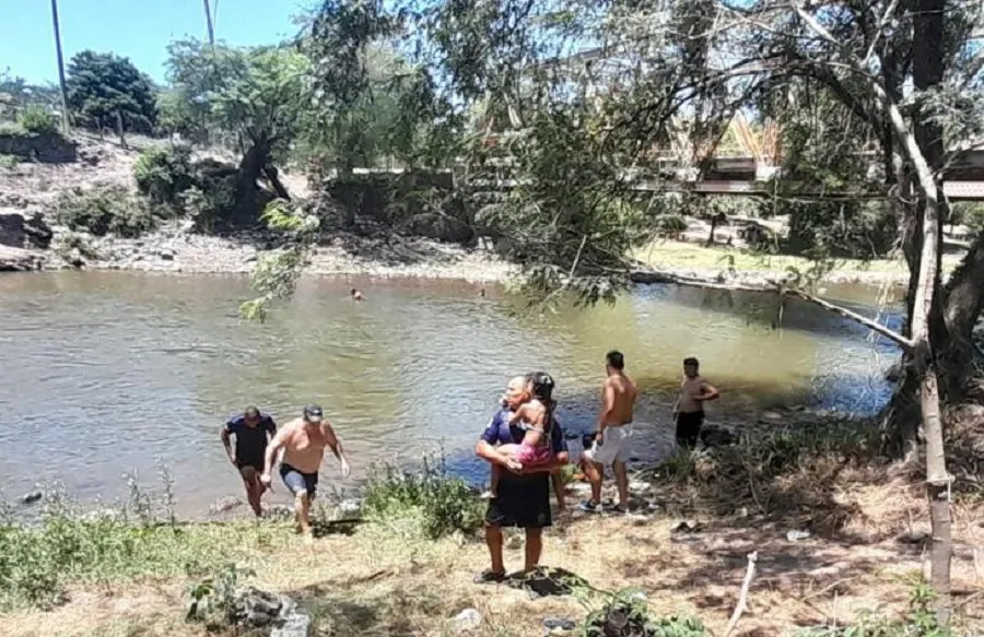 Una niña cayó a las aguas del Río Loro y fue rescatada de urgencia