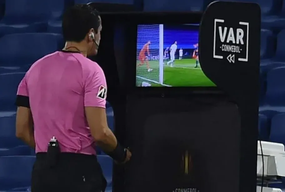 ¿Adiós al VAR en el fútbol? La alternativa “económica” que analiza la FIFA