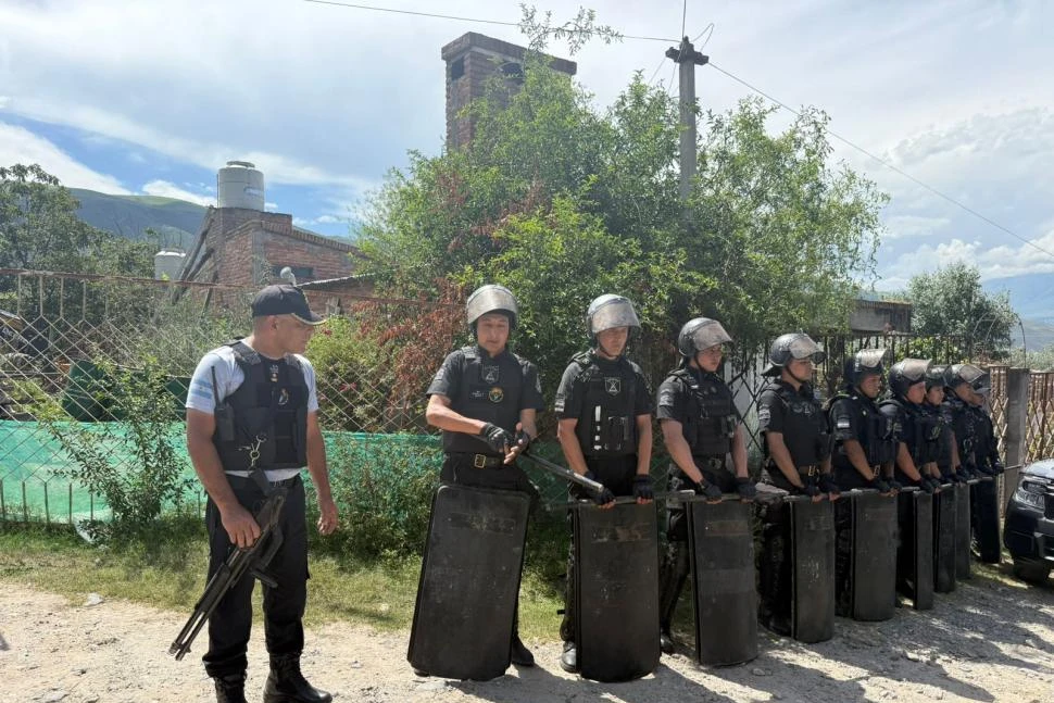 OPERATIVO. Los efectivos policiales fueron a la sede comunal y a la vivienda de la familia del funcionario en busca de elementos de prueba.