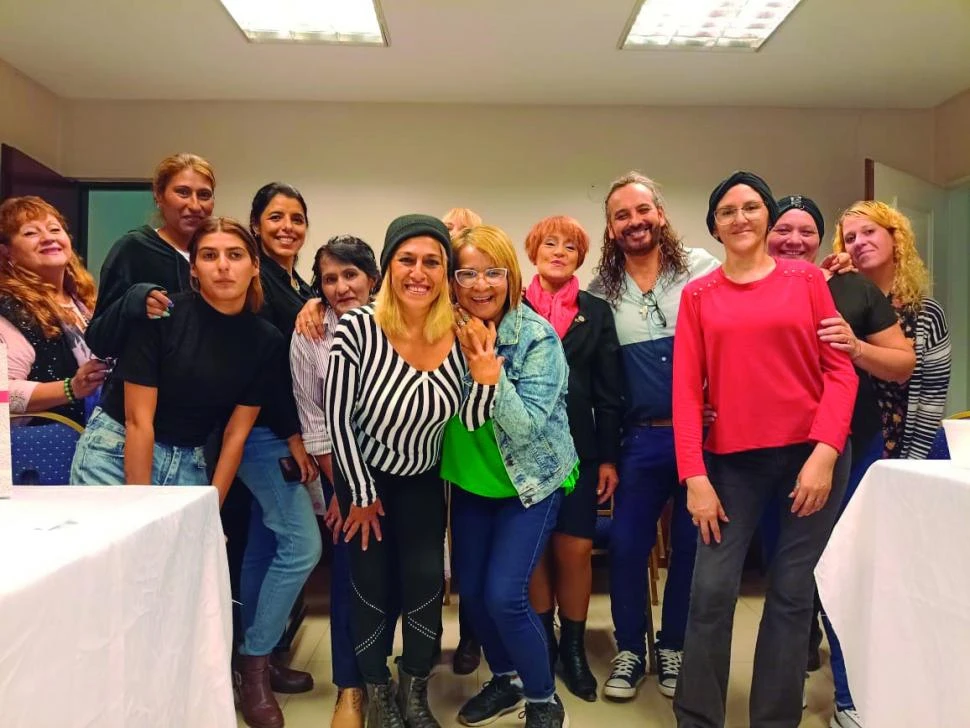 EQUIPO. Voluntarios junto a alumnas del programa “Luzca bien...”