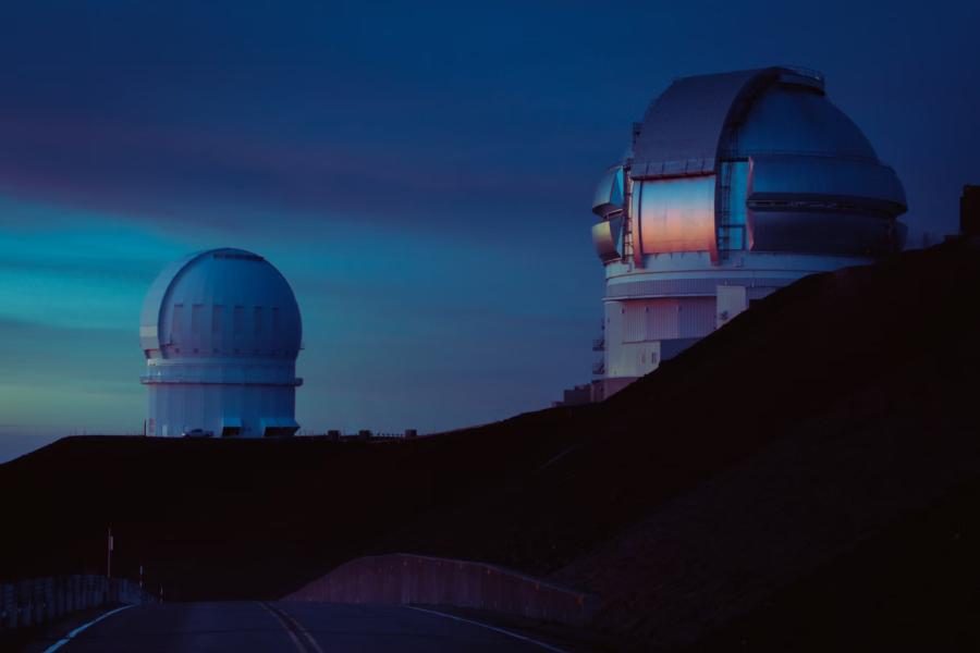 ASTRONOMÍA EN LA MONTAÑA. Los observatorios del Mauna Kea permiten observar con mayor claridad las estrellas. / UNSPLASH