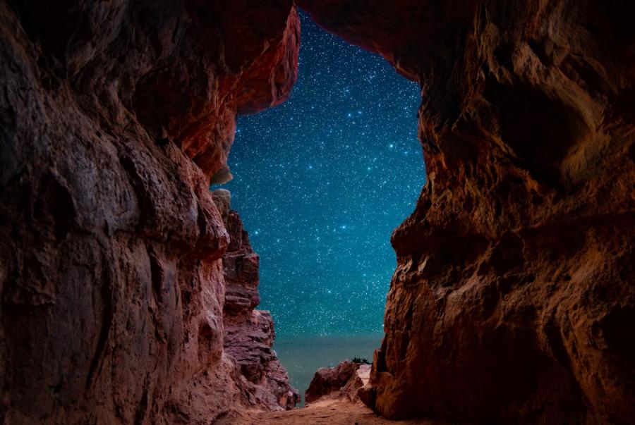 DESDE LA CUEVA. En Sedona se puede apreciar una de las vistas más increíbles del cielo. / UNSPLASH