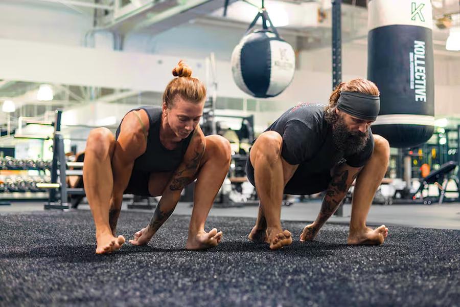 El ejercicio precisa de una gran coordinación para sincronizar piernas y brazos