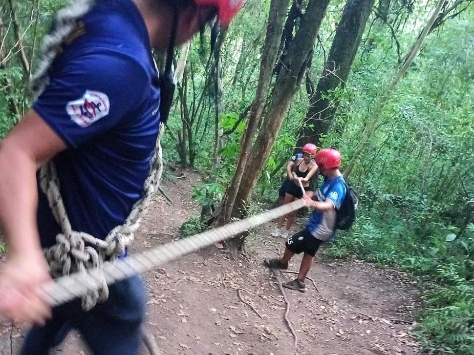 AGUAS CHIQUITAS. Dos adolescentes fueron asistidos por rescatistas. la gaceta / foto de franco vera