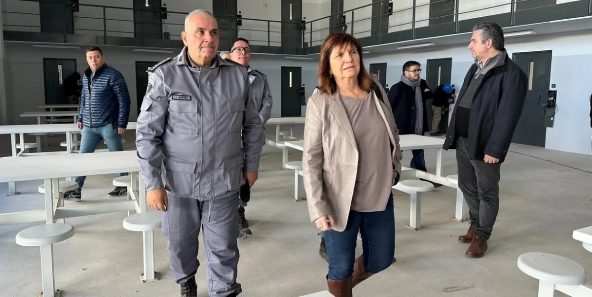 Patricia  Bullrich recorriendo una cárcel