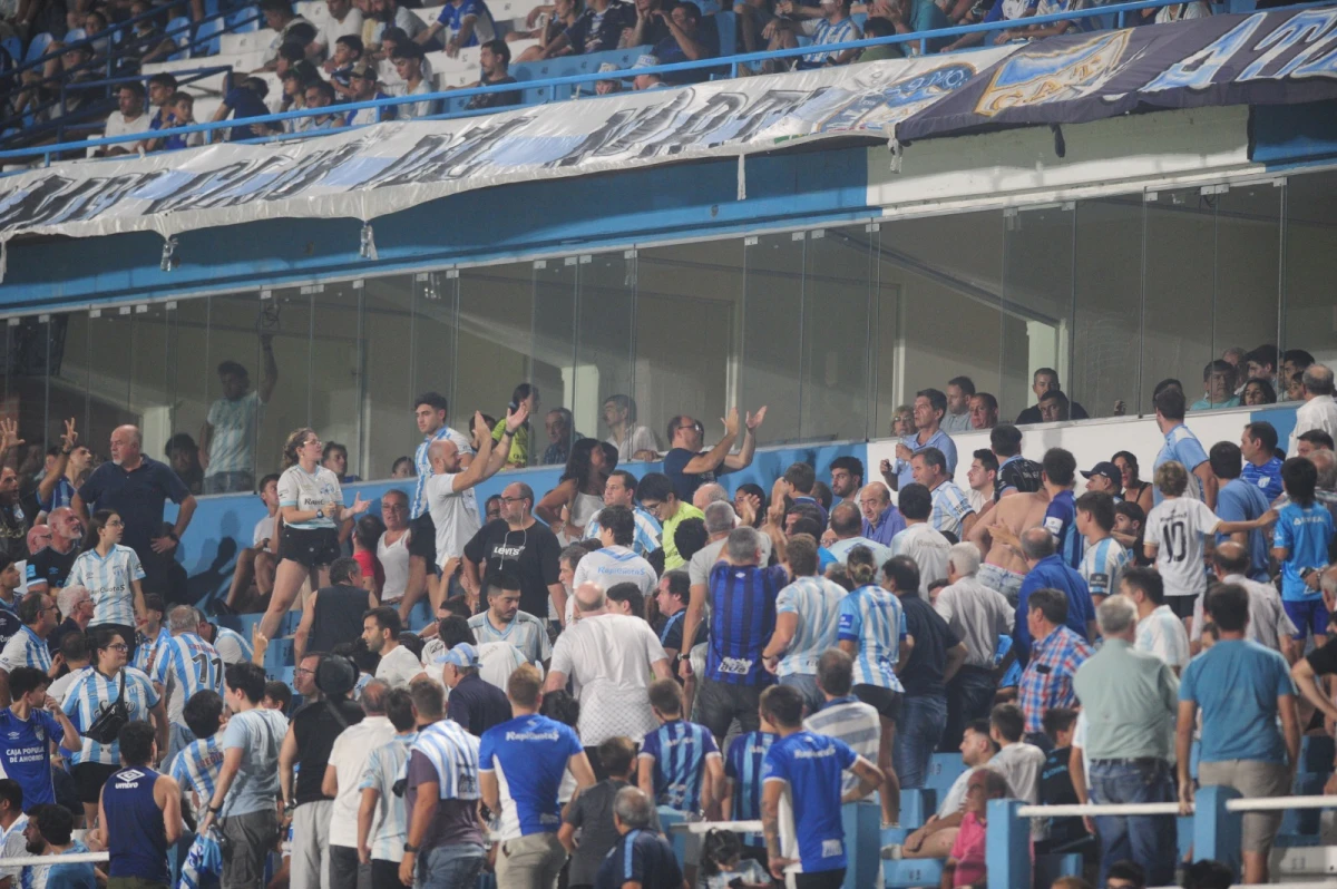 DE MANERA IRÓNICA. Tras la derrota contra Deportivo Riestra por 3 a 0, los hinchas aplaudieron al sector de los palcos, en donde se encontraban los dirigentes.