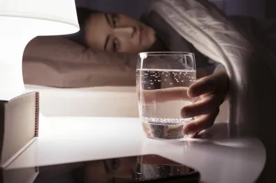 El momento del día en que debemos tomar el último sorbo de agua para dormir toda la noche