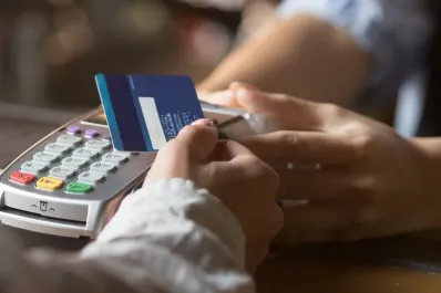 Pagos en dólares con tarjeta de débito: todos los detalles de la nueva medida del Banco Central