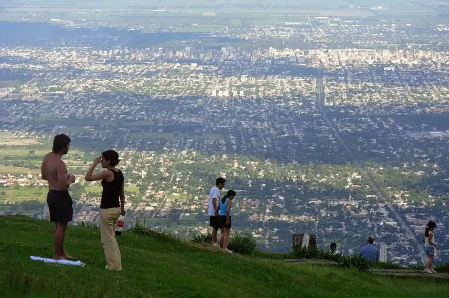 GRAN PANORAMA. Esta es la vista del cerro San Javier, una de las opciones para San Valentín. / TUCUMÁN TURISMO