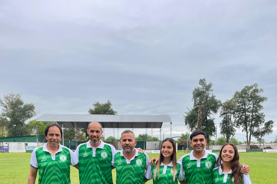 CUERPO TÉCNICO. Joaquín Ibarra (cuarto desde la izquierda) posa junto al DT Hugo Corbalán; a los profes Germán Medina y Mario Suárez y a las nutricionistas Luciana Orquera y Solana Robinson.