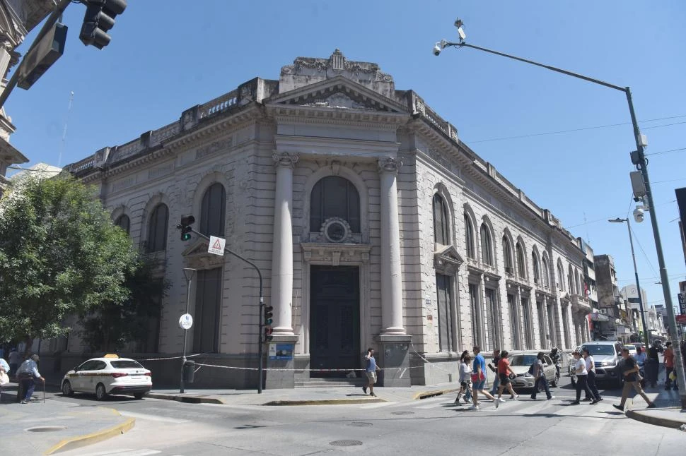 VALLADO. El ex edificio de Rentas  se encuentra delimitado por cintas, lo que impide a la gente transitar por la vereda. la gaceta / foto de ANALIA JARAMILLO