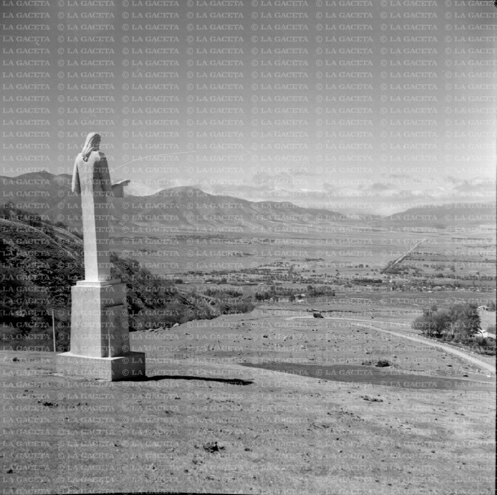 ANTES DEL DIQUE. Desde el Cristo, en La Quebradita, se aprecia el ingreso al valle, zona ocupada hoy en buena medida por el lago.   