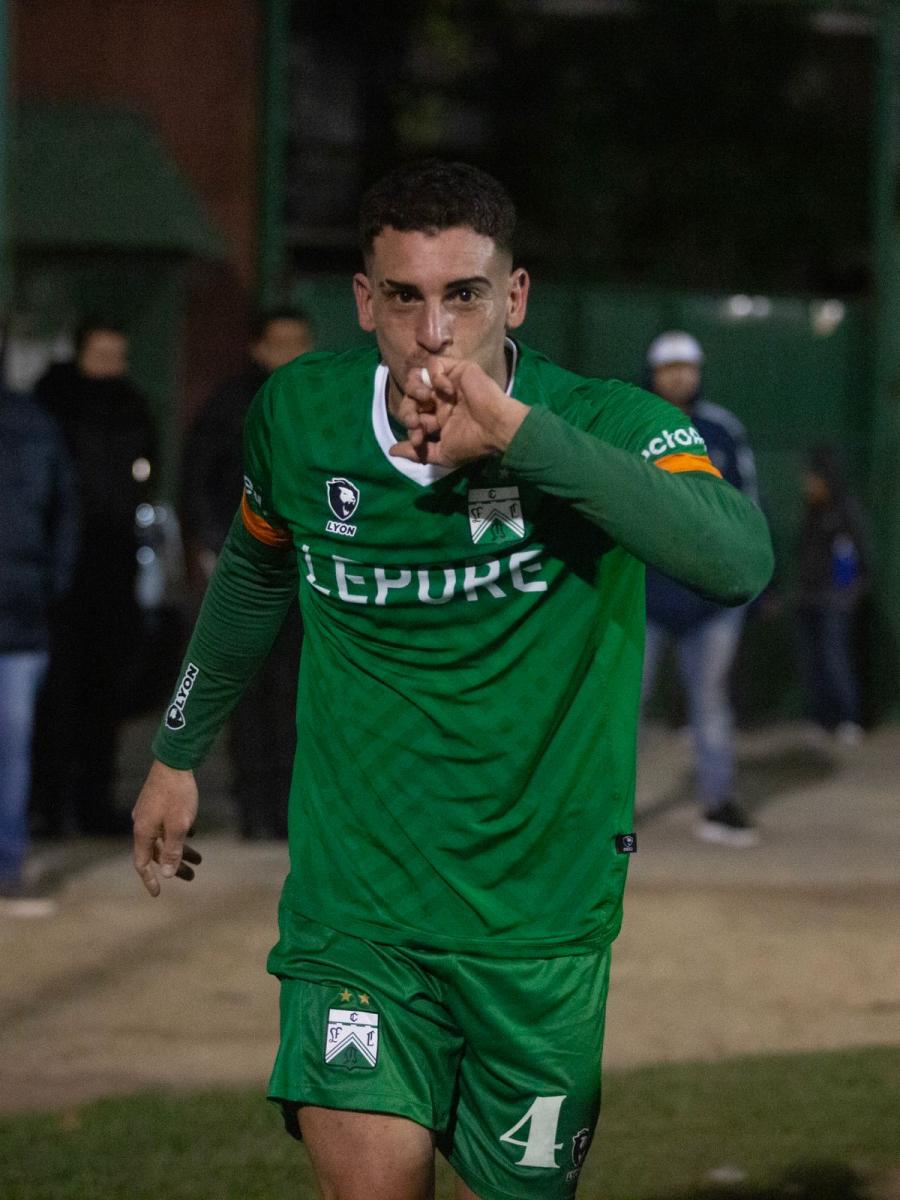 FESTEJO DE GOL. Federico Murillo celebra el tercer tanto de Ferro a San Martín de Tucumán, durante la temporada pasada.