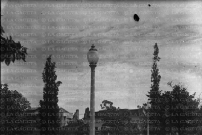 Recuerdos fotográficos: la plaza Yrigoyen, hace casi 100 años