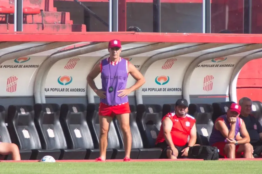 DEFINE EL EQUIPO. Martos ultima detalles de cara al duelo contra Almagro en el debut de la nueva temporada de la Primera Nacional.