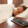 Por qué no deberías usar el celular como despertador: tres razones de peso