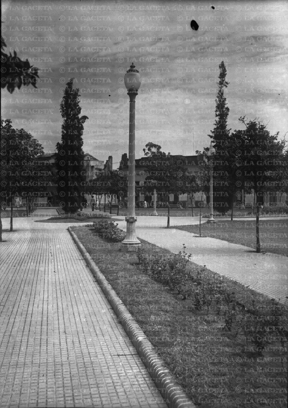 Recuerdos fotográficos: la plaza Yrigoyen, hace casi 100 años