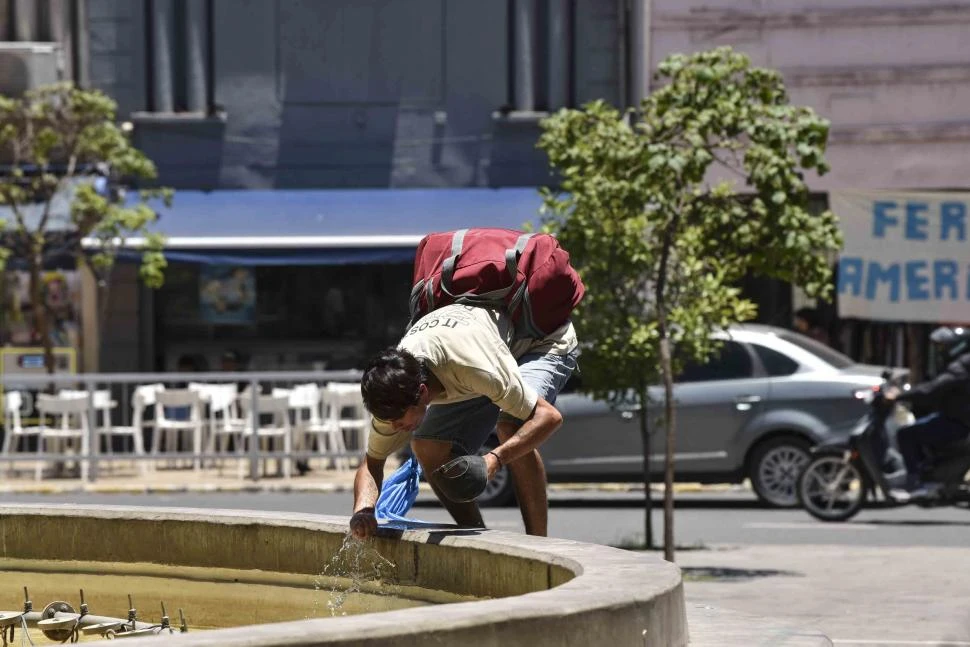 CLIMA AGOBIANTE. El uso de los equipos de aire acondicionado elevó el consumo eléctrico en estos días.