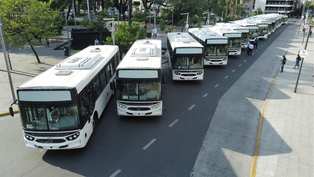 El gobernador Osvaldo Jaldo presentó 28 nuevas unidades de colectivos.