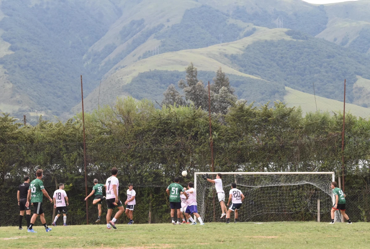 ACCIÓN. Ayer por la tarde dio inicio el torneo de fútbol masculino. LA GACETA/FOTO DE ANALÍA JARAMILLO 