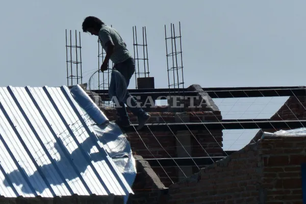 La construcción cayó casi 30% en 2024 por la paralización de la obra pública y la recesión