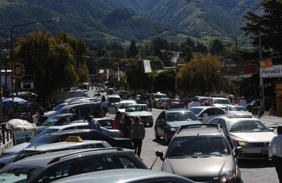 CAOS VEHICULAR. Embotellamiento en pleno Tafí del Valle, una triste postal que es habitual todos los veranos.   