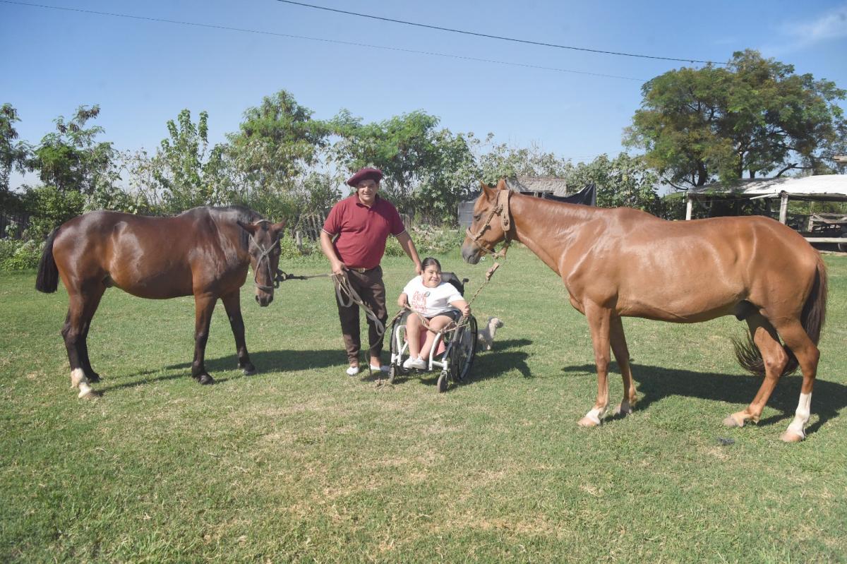 FELICIDAD. Jorge Luis, con su hija Renata y sus caballos. Esa conexión es algo que al ex arquero le genera mucha emoción.