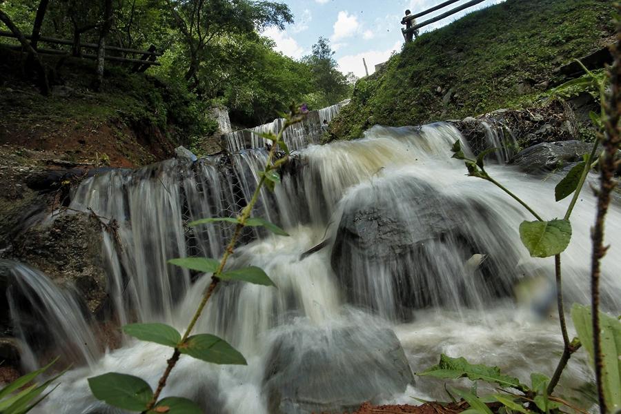 LA ATRACCIÓN PRINICPAL. La cascada del Balneario es perfecta para un chapuzón y darle pelea al calor. / MUNICIPLIDAD DE TAFI VIEJO