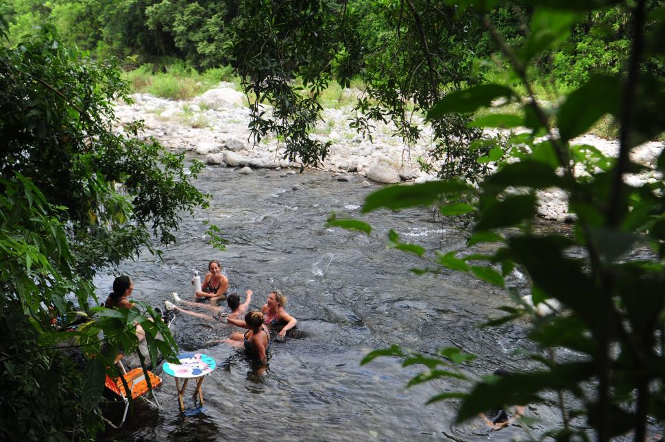 EN FAMILIA. Con mesa y reposeras, algunos eligen pasar la tarde en el agua